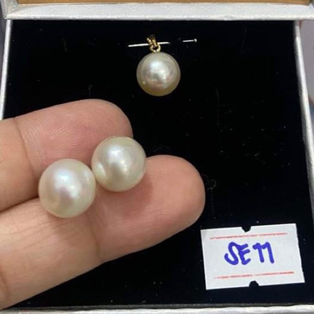 Authentic Southsea Pearls in 14k yellowgold setting with certificate